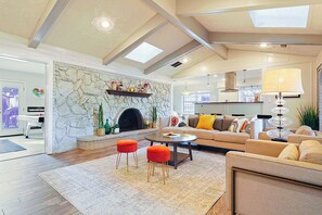 Téléviseur connecté, jeux vidéo, table de baby-foot, livres