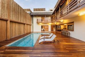 สระว่ายน้ำกลางแจ้ง