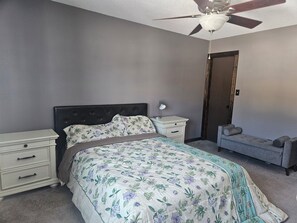 Een strijkplank/strijkijzer, wifi, beddengoed