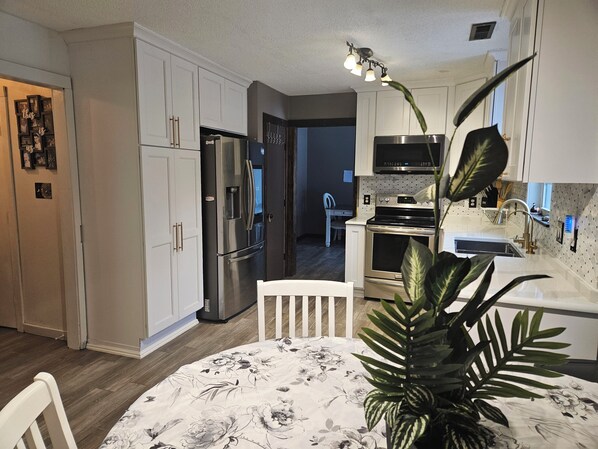 Een microgolfoven, een oven, een kookplaat, een vaatwasser