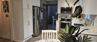 Lovely 3-bedroom 1 office house with AC in charming Jacksonville.