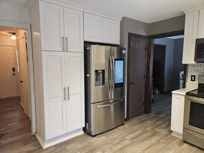 Microwave, oven, stovetop, dishwasher - Lovely 3-bedroom 1 office house with AC in charming Jacksonville. (Jacksonville)