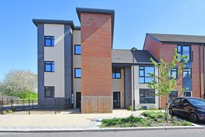 Exterior - 3BR Stoke-on-Trent | Free Parking | Garden (Stoke-on-Trent)