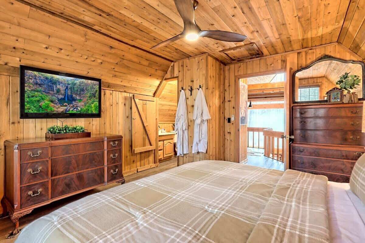 Desk, iron/ironing board, travel cot, WiFi