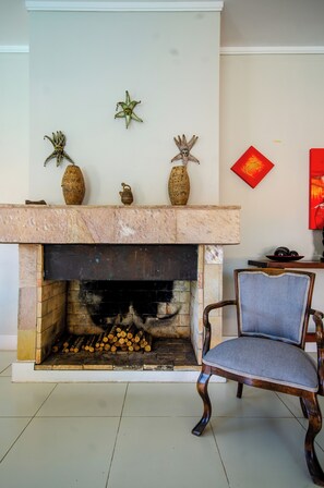 Interior - Mansion for up to 28 people on Pernambuco Beach - 350m from the sea - air conditioning (Guarujá)