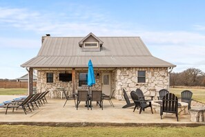 Outdoor dining - Wine Trail Oasis | Pool | Hot Tub |Near Luckenbach (Fredericksburg)