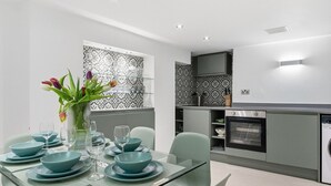 A modern kitchen with a dining area. - Royal College St NW1 🚇 Camden Town 🚇 Camden Rd (London)