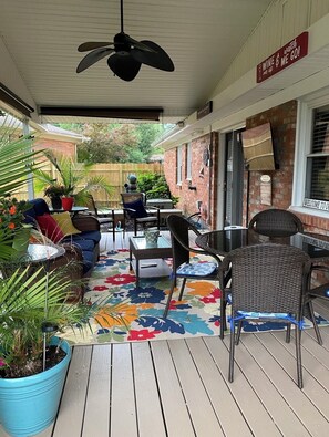 Outdoor dining - Here’s your stay for the Kentucky Derby!  3-bedroom house in the Derby City! (Louisville)