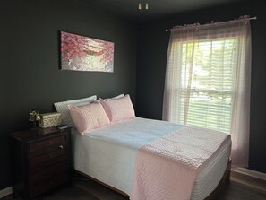 Een strijkplank/strijkijzer, wifi, beddengoed