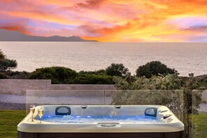 Outdoor spa tub - Luxurious Villa Rocca Blanco 2 (Chania)