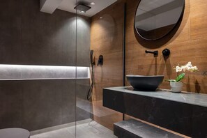 Shower, hair dryer, towels, soap - Luxurious Villa Rocca Blanco 2 (Chania)