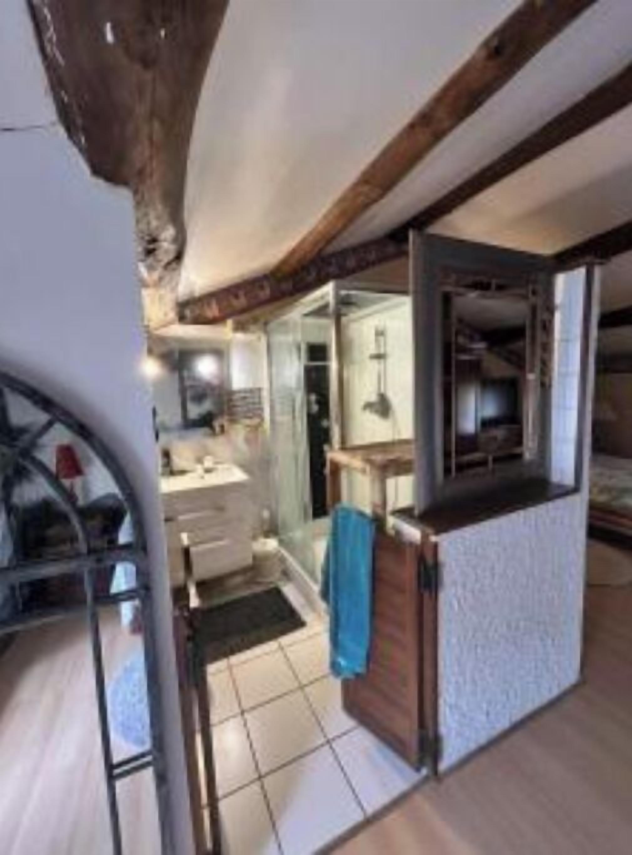 Tabla de planchar con plancha, acceso a internet y ropa de cama 