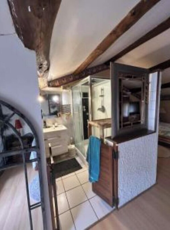 3 bedrooms, iron/ironing board, internet, bed sheets