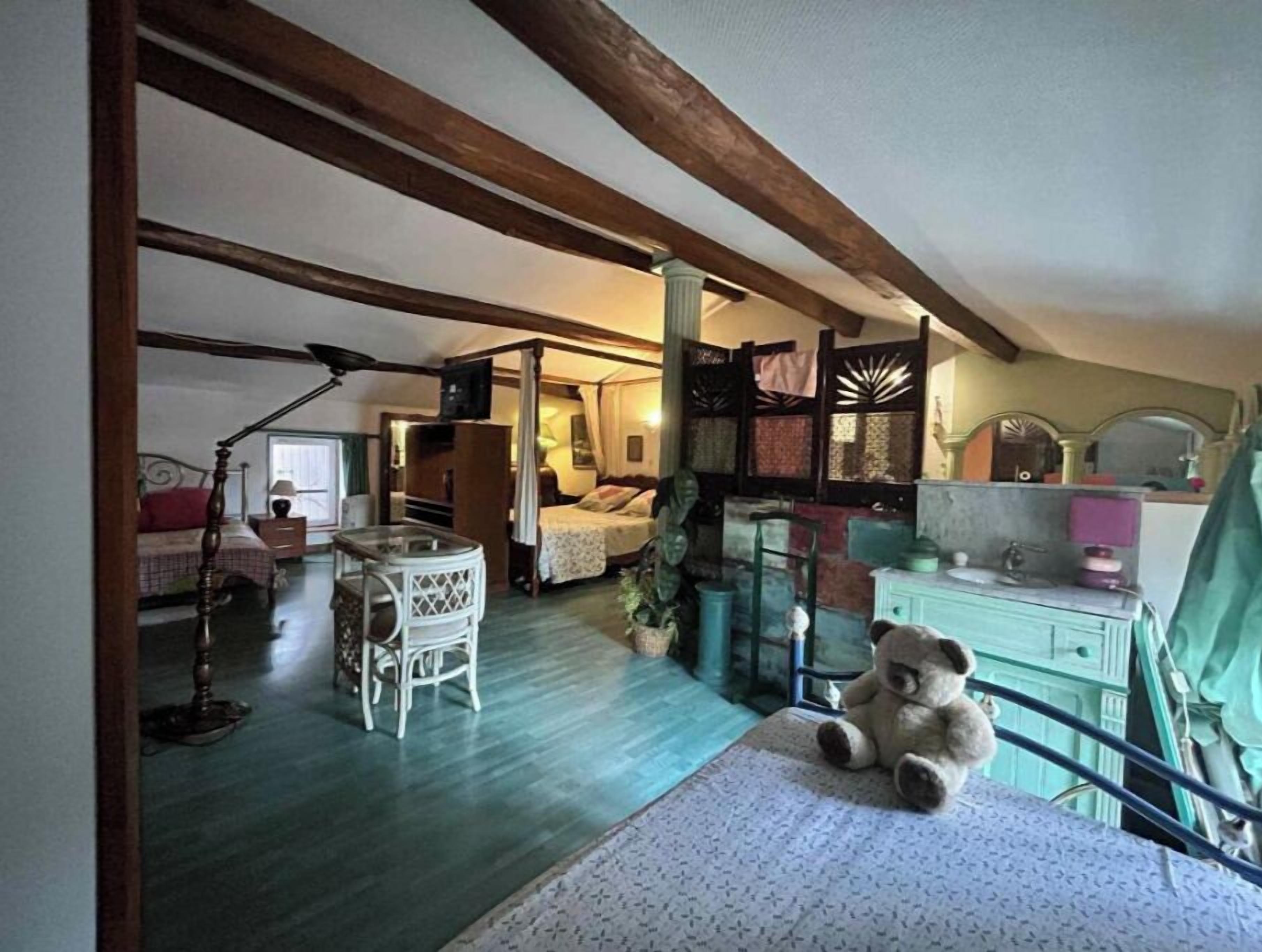 Fer et planche à repasser, accès Internet, draps fournis