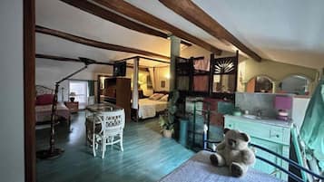 3 slaapkamers, een strijkplank/strijkijzer, internet, beddengoed
