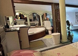 3 bedrooms, iron/ironing board, internet, bed sheets