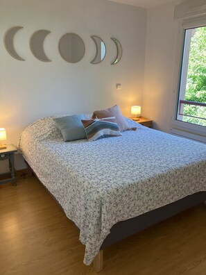 2 slaapkamers, een bureau, een strijkplank/strijkijzer, reisbedje