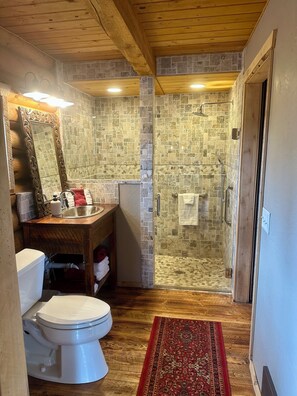 Secadora de cabello, toallas, jabón, papel de baño 