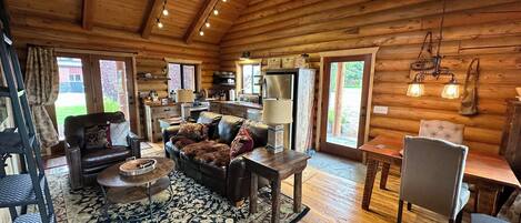 Een televisie en een open haard