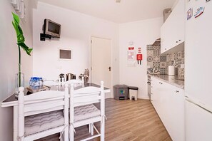 Fridge, microwave, oven, stovetop - Holiday Home 'Caíque – Charming Stay in Olhão' with Private Terrace, Wi-Fi & Air Conditioning (Olhão)