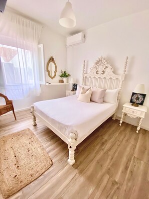 Iron/ironing board, WiFi, bed sheets - Holiday Home 'Caíque – Charming Stay in Olhão' with Private Terrace, Wi-Fi & Air Conditioning (Olhão)