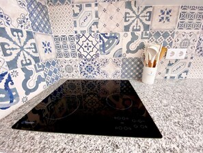 Interior - Holiday Home 'Caíque – Charming Stay in Olhão' with Private Terrace, Wi-Fi & Air Conditioning (Olhão)