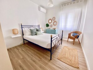 3 bedrooms, iron/ironing board, WiFi, bed sheets - Holiday Home 'Caíque – Charming Stay in Olhão' with Private Terrace, Wi-Fi & Air Conditioning (Olhão)