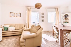 TV - Holiday Home 'Caíque – Charming Stay in Olhão' with Private Terrace, Wi-Fi & Air Conditioning (Olhão)