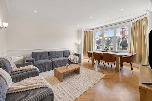 Smart TV - Elegant Mayfair Flat with City Views (London)