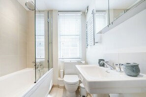 Shower, hair dryer, towels, soap - Elegant 3-Bed Mayfair Apartment (London)