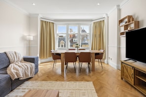 Smart TV - Elegant Mayfair Flat with City Views (London)