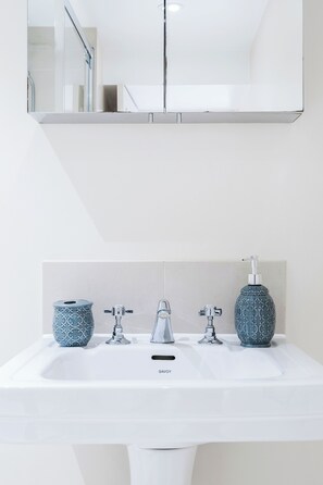 Regadera, secadora de cabello, toallas, jabón 