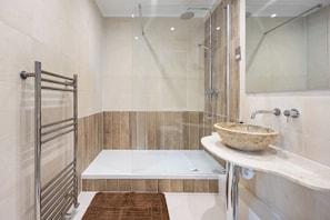 Shower, hair dryer, towels, soap - Elegant Mayfair Flat with City Views (London)