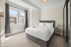 3 bedrooms, iron/ironing board, travel cot, free WiFi - Elegant Mayfair Flat with City Views (London)
