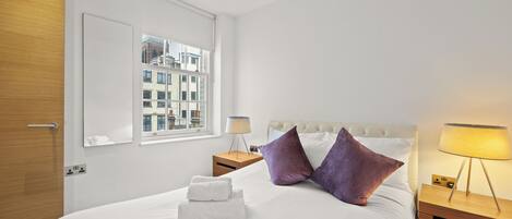 3 habitaciones, tabla de planchar con plancha y cuna de viaje