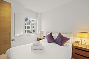 3 bedrooms, iron/ironing board, travel cot, free WiFi - Elegant 3-Bed Mayfair Apartment (London)