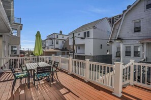 Outdoor dining - 10BED/2.5 BA Bartram Beach Retreat (Atlantic City)