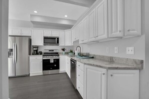 Fridge, microwave, oven, stovetop - 10BED/2.5 BA Bartram Beach Retreat (Atlantic City)