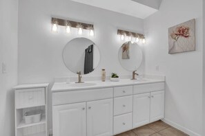 Shower, hair dryer, towels, shampoo - 10BED/2.5 BA Bartram Beach Retreat (Atlantic City)