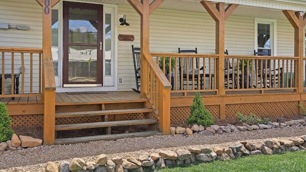 A wooden porch with steps leading to a door, a sign reading "The Appalachian Park," and a small tree in the foreground. - Delightful Appalachian Trail 2-bedroom lodge with AC in Central Damascus (Damascus)