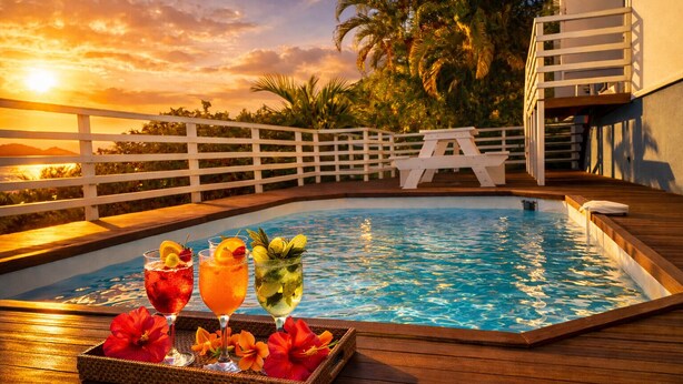 Ein Poolbereich mit Holzterrasse, weißem Zaun und Liegestuhl.