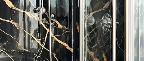 Kostenlose Toilettenartikel, Haartrockner, Handtücher, Seife