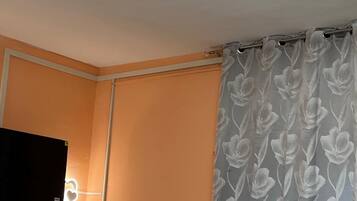 Eenvoudige kamer, uitzicht op stad | Televisie