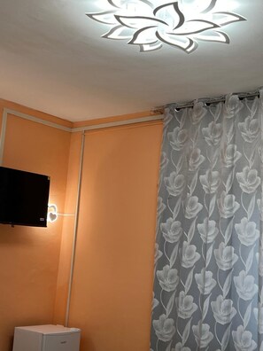 Basic Room, City View | Television - Maa Guest House (Civitavecchia)