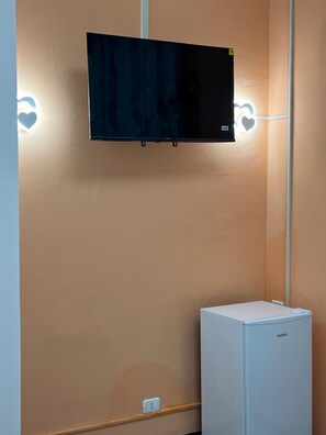 Basic Room, City View | Television - Maa Guest House (Civitavecchia)