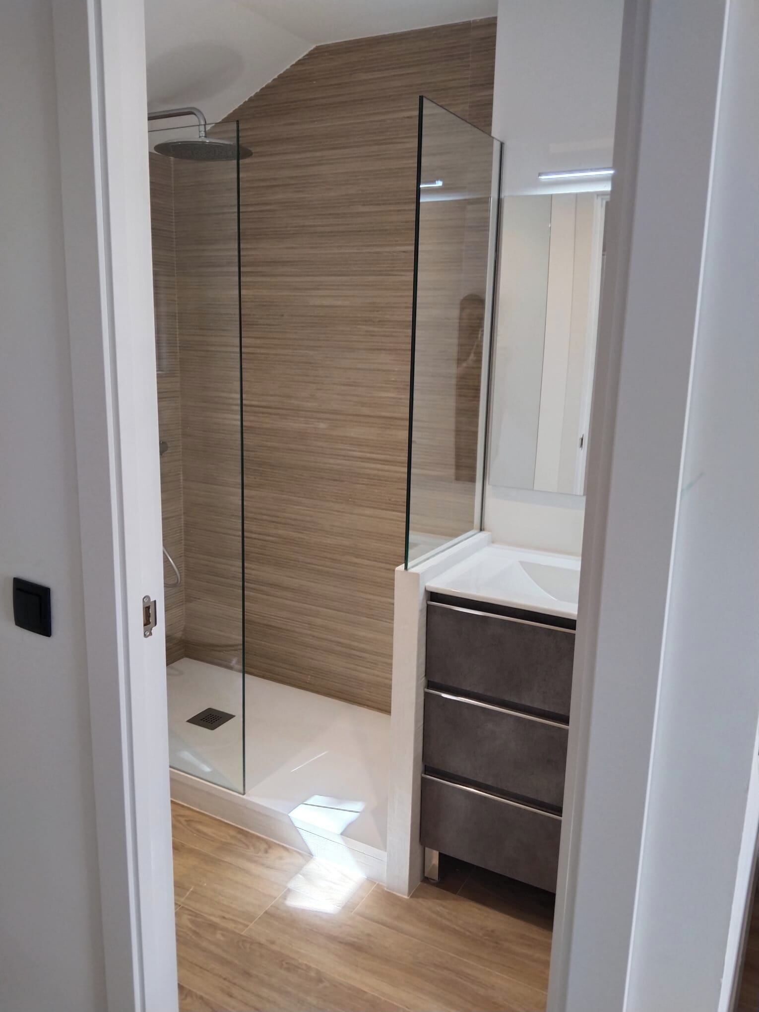 Douche, serviettes fournies