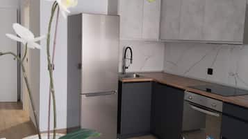 Réfrigérateur, micro-ondes, four, plaque de cuisson