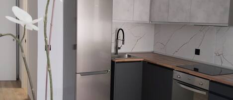 Wasserkocher mit Kaffee-/Teezubehör, Kühlschrank, Mikrowelle, Ofen