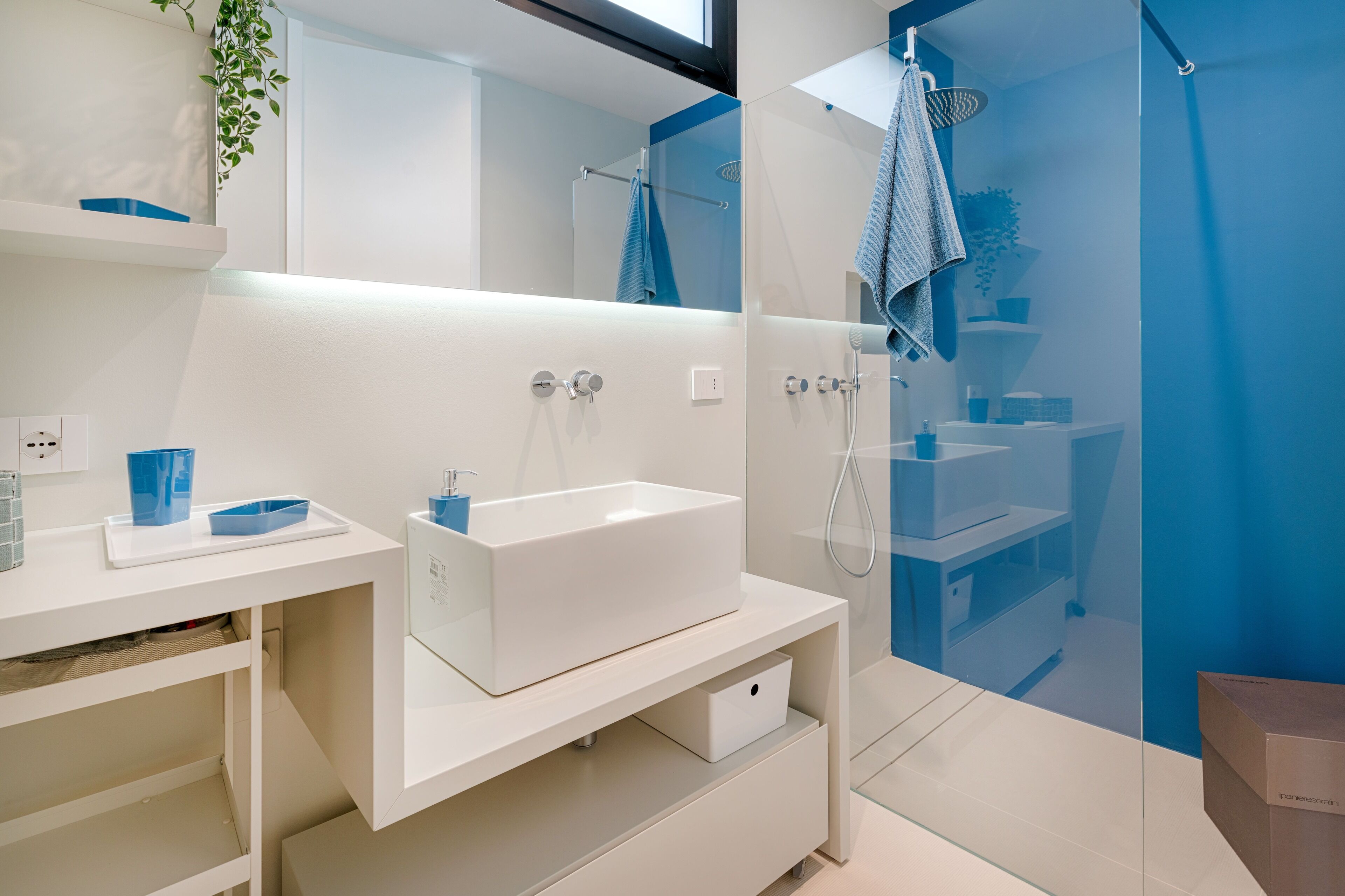 Douche, sèche-cheveux, bidet, serviettes fournies