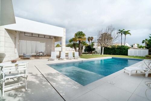 Very beautiful villa a few steps from the beach